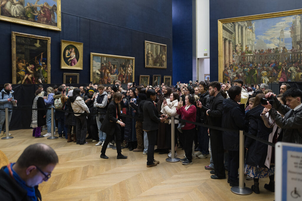 FRANCE PARIS LOUVRE MUSEUM MONA LISA ICON CELL PHONE
