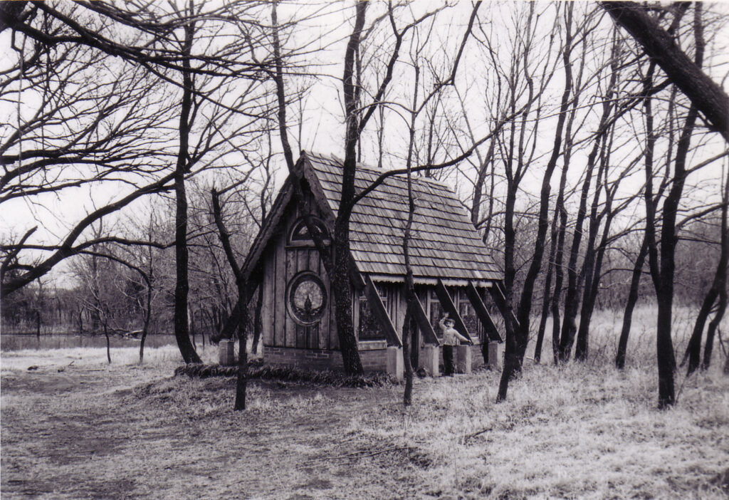 a small cabin in a wooded area
